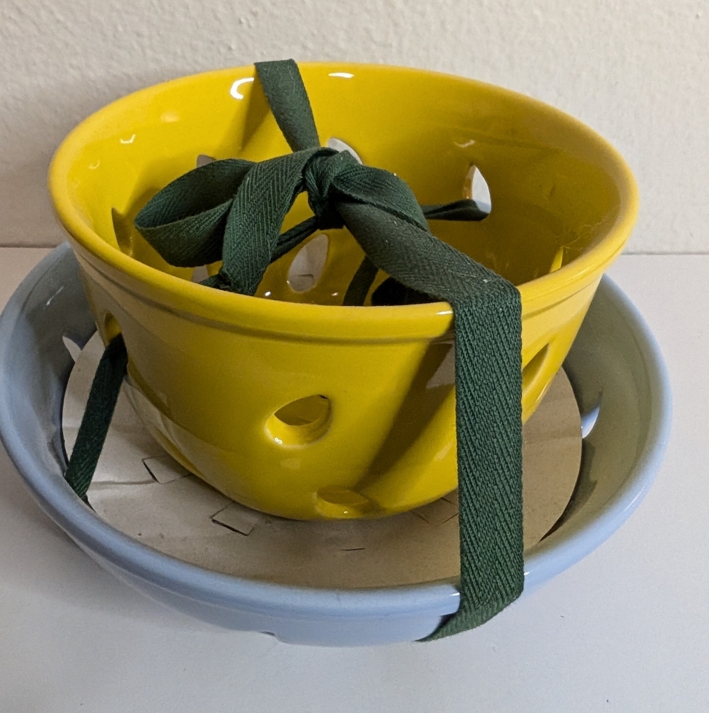 Bee & Willow Ceramic Charlotte  Berry Basket Set NWTgs